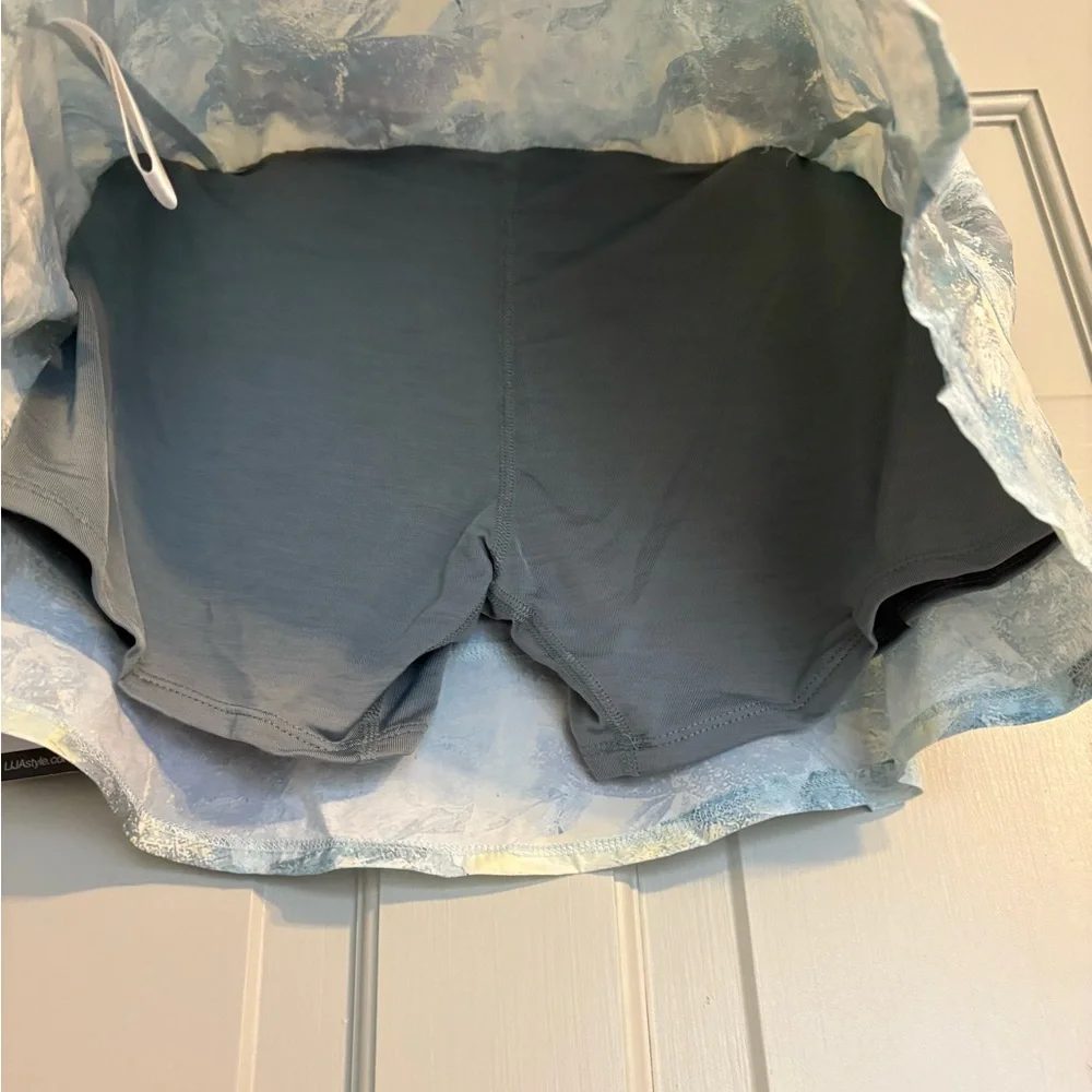 NWT Lija size large Blue Gray Abstract ruffle Athletic skort